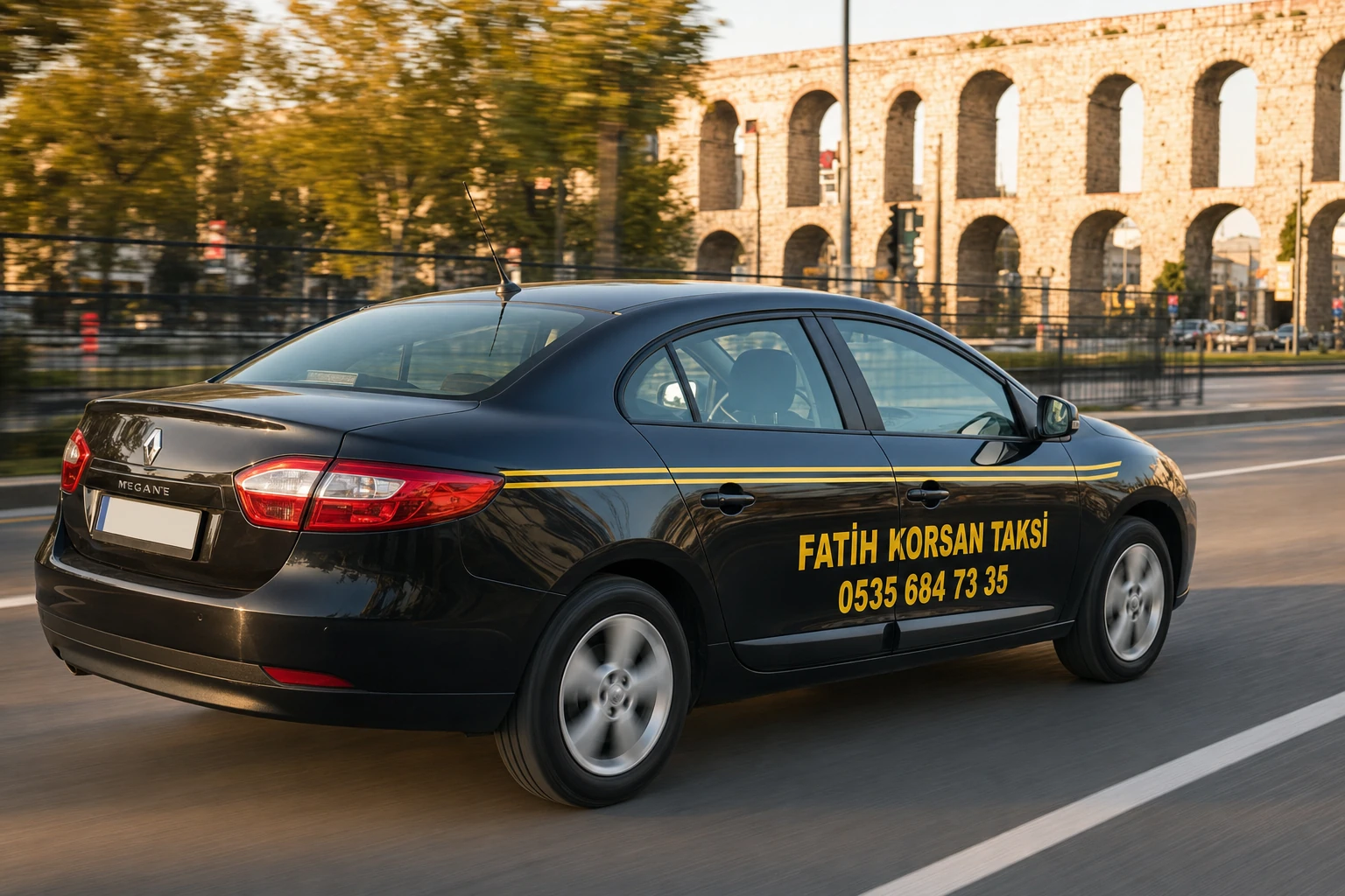 Bozdoğan Kemeri çevresinde hareket hâlindeki siyah Megane tipi Fatih Korsan Taksi aracı